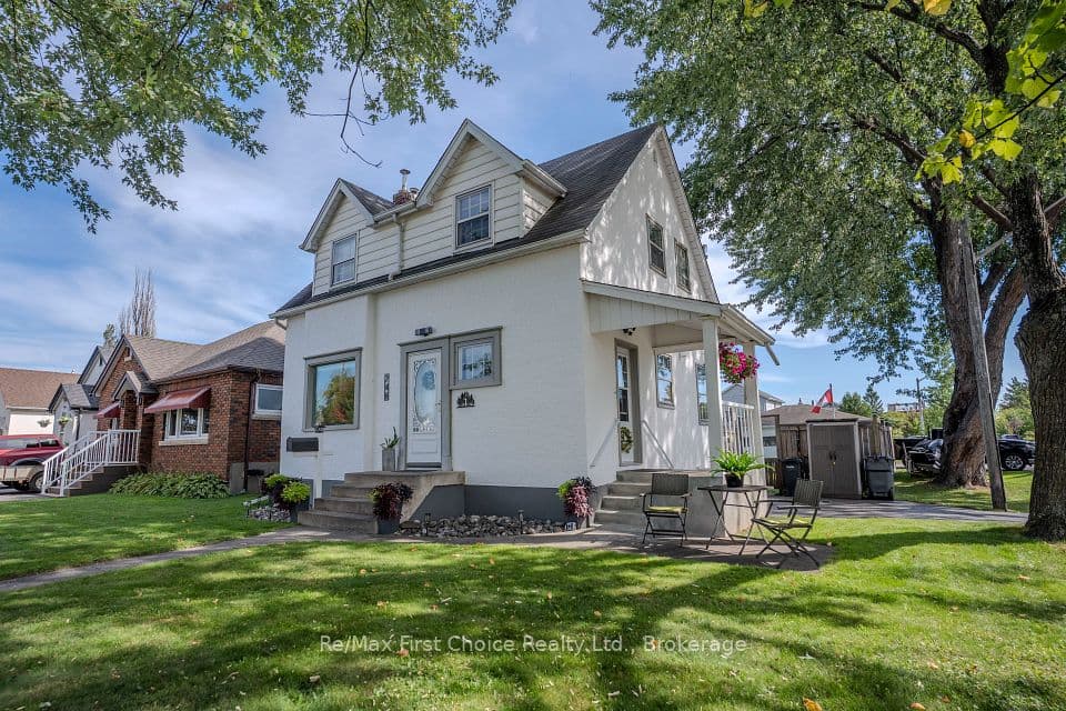 746 S Norah Street S, Thunder Bay, ON P7E 1P7 – main photo
