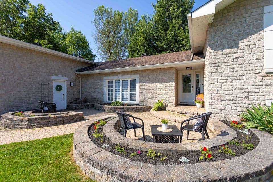 8399 Rowan Drive, Greely - Metcalfe - Osgoode - Vernon and Area, ON K0A 2P0 – photo 2