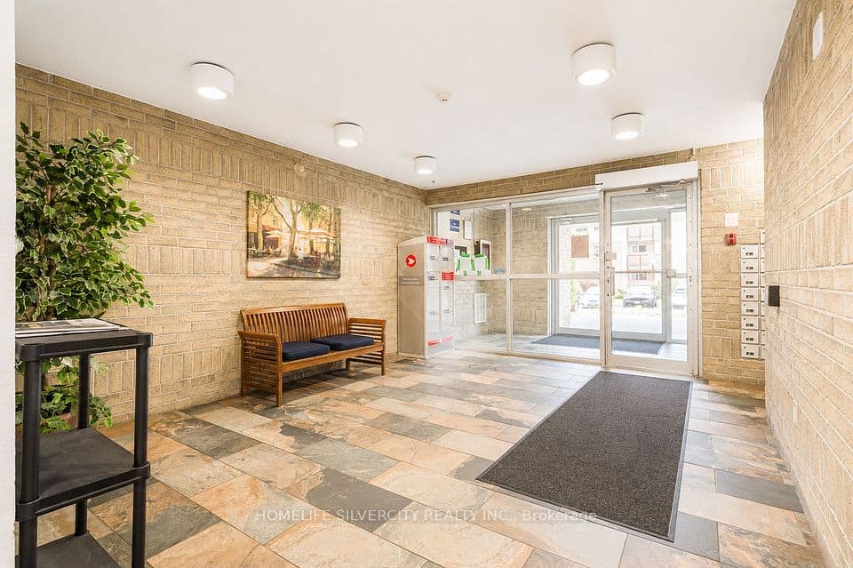 733 Deveron Crescent 303, London South, ON N5Z 4X7 – photo 3