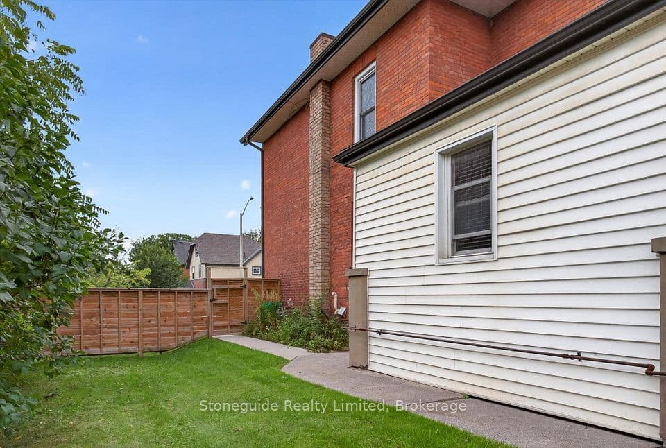 540 Charlotte Street, Peterborough, ON K9J 2W5 – photo 2