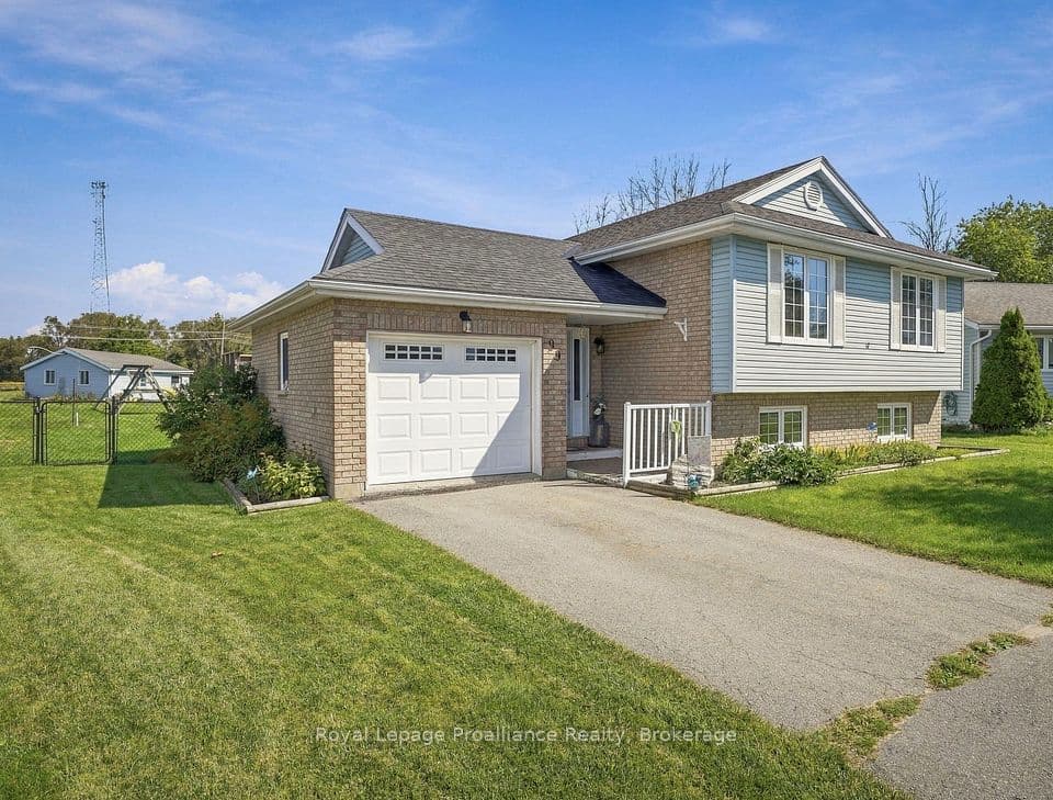 99 Westwind Crescent, Prince Edward County, ON K0K 3L0 – main photo