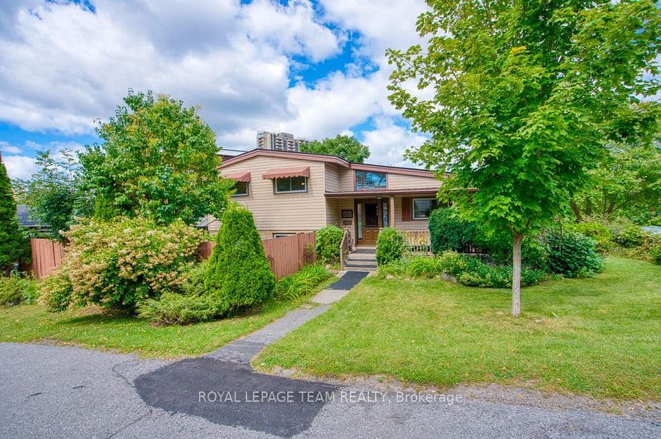 220 Ancaster Avenue, Woodroffe, ON K2B 5B3 – main photo