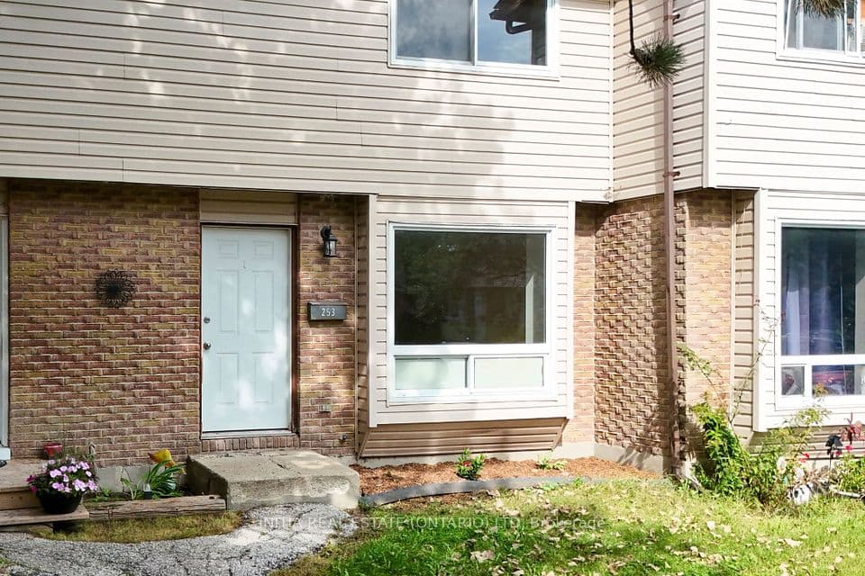 253 Hampton Avenue, Sarnia, ON N7S 4Z2 – main photo