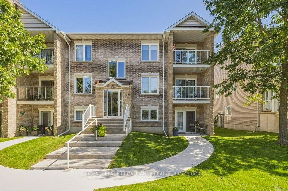 225 Oak Street 2104, Gananoque, ON K7G 2R5 – main photo