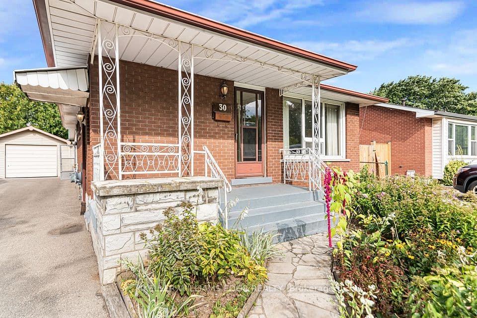 30 Goldfinch Road, Hamilton, ON L9A 3W7 – main photo