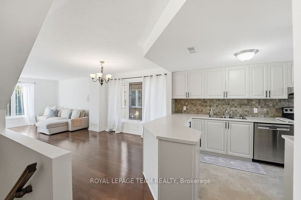 128 Paseo Private, South of Baseline to Knoxdale, ON K2G 4N7 – photo 3