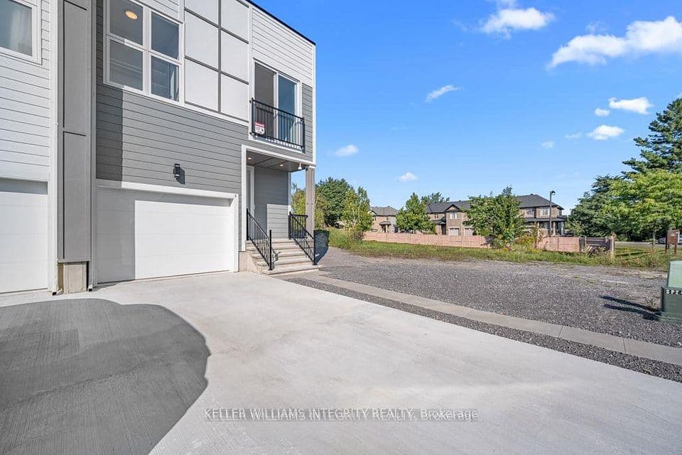 875 CONTOUR Street B, Orleans - Convent Glen and Area, ON K1W 0G6 – main photo